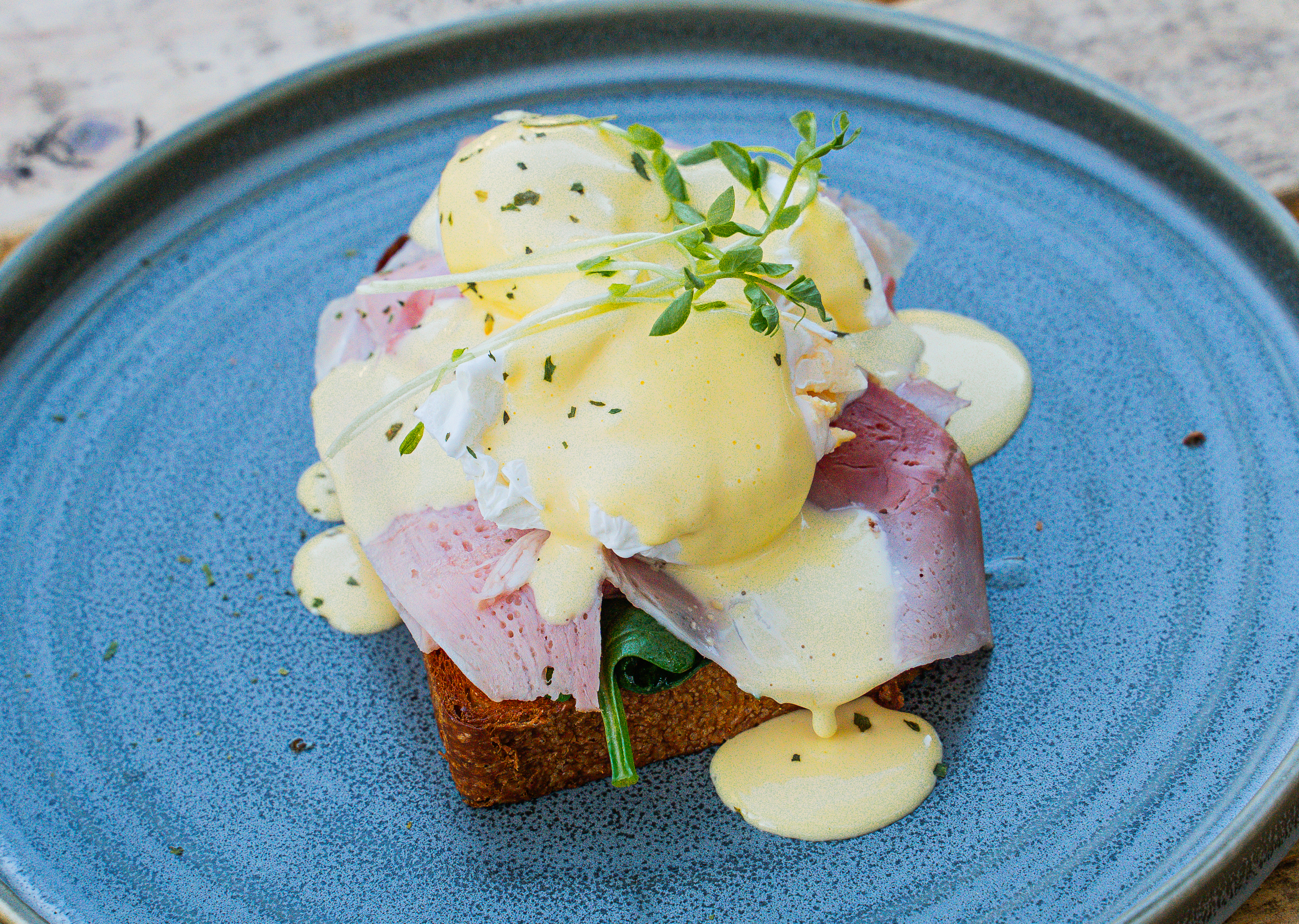 Eggs Benedict with ham and hollandaise